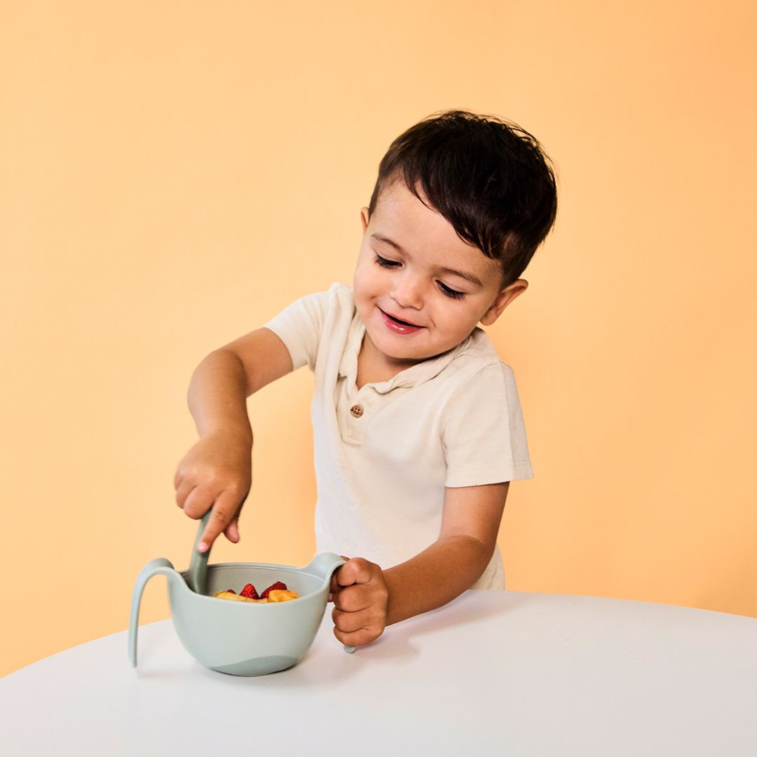 ビーボックスのシップスナックボウルとカトラリーsageカラーを使う男の子
