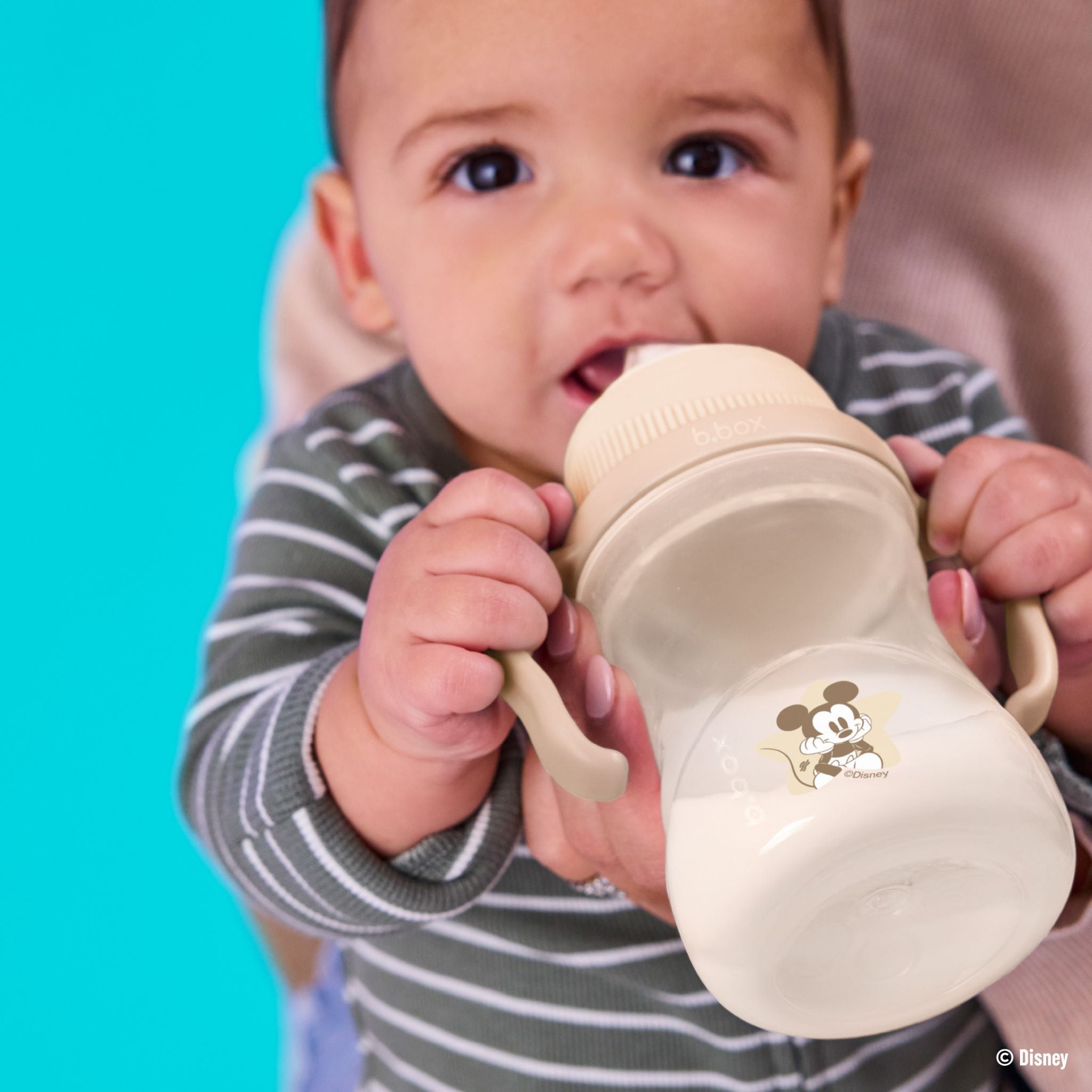 ミッキーデザインのティートを飲む男の子