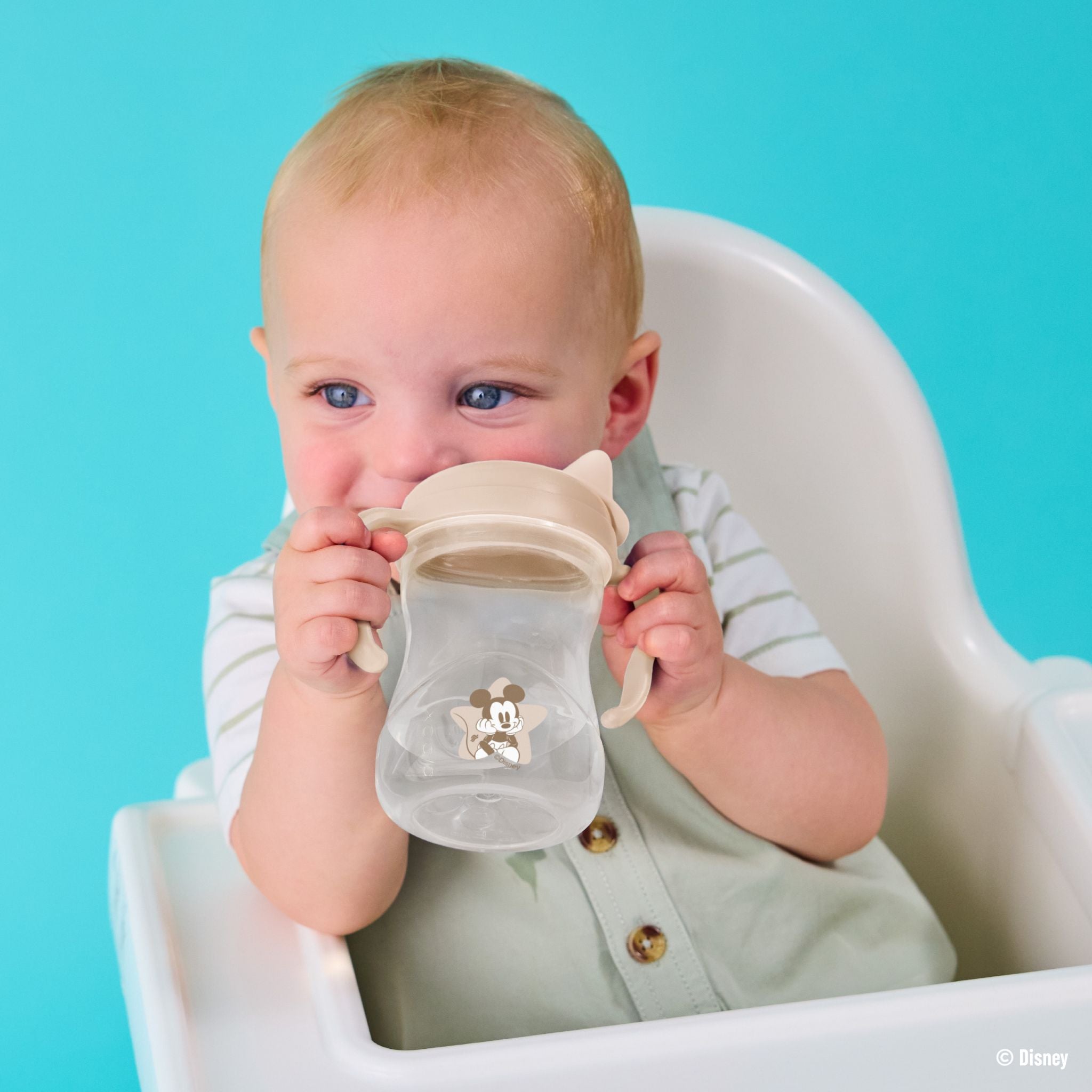 ミッキーデザインのスパウトを飲む男の子
