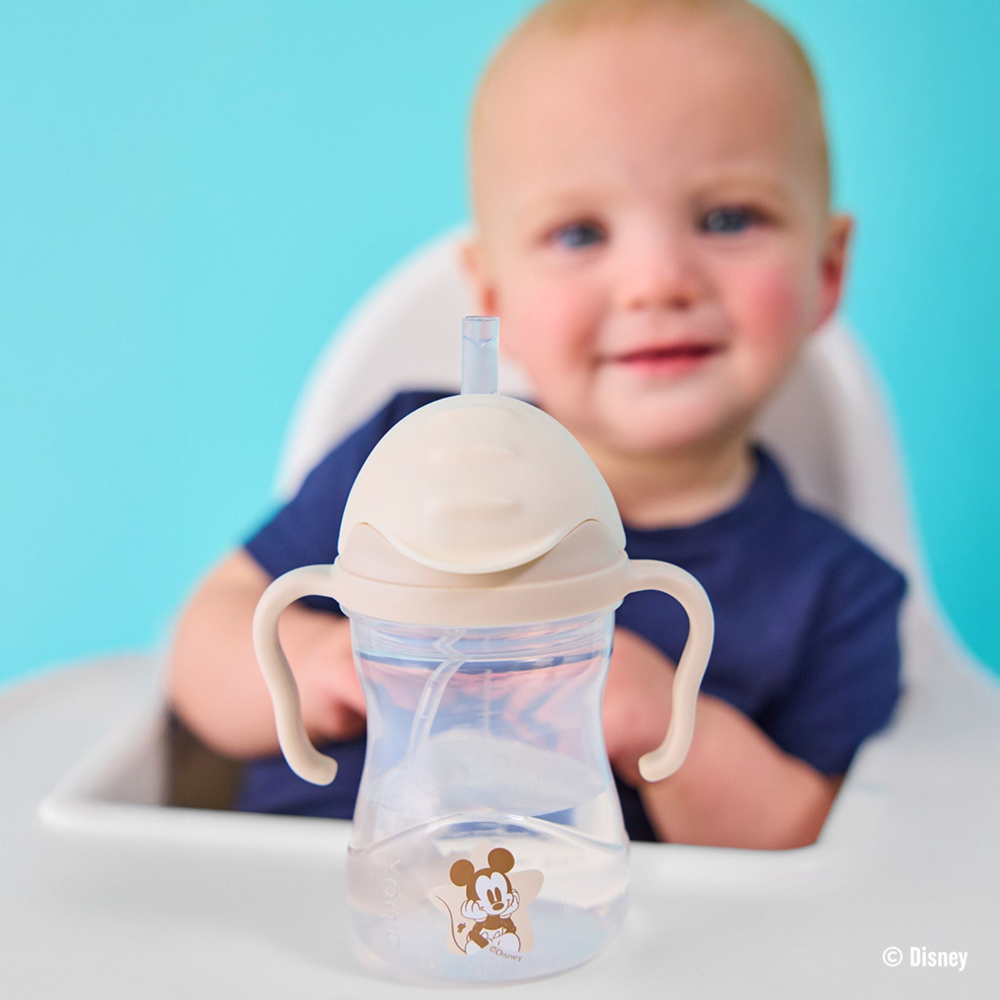 ミッキーデザインのストローマグを飲む男の子 漏れにくいストローマグシッピーカップ