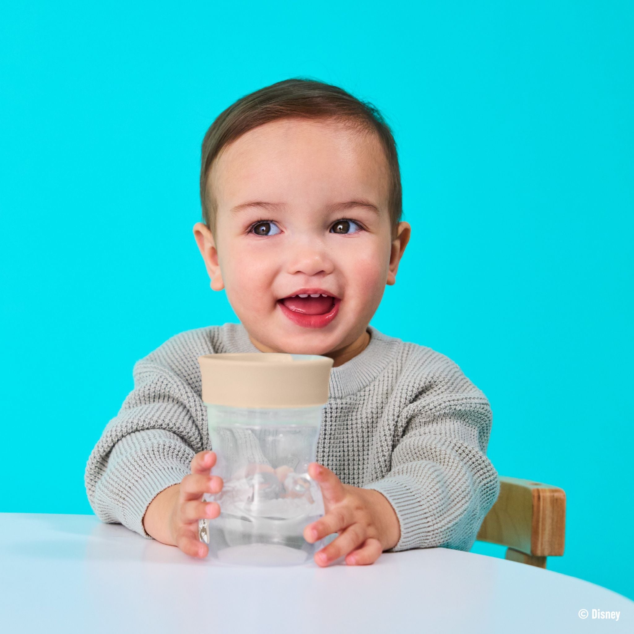 ミッキーデザインのコップ飲み練習アイテムを飲む男の子