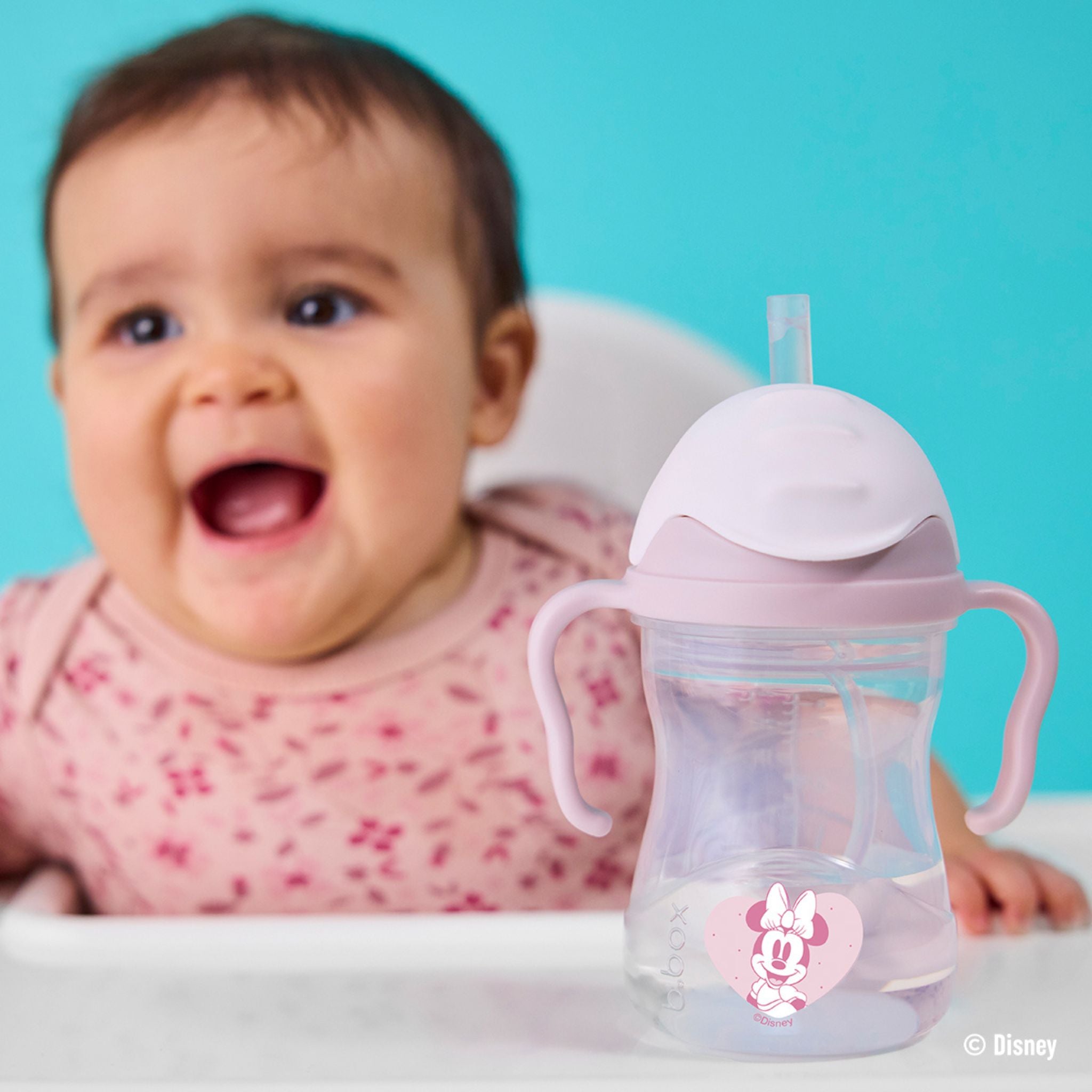 ミニーデザインのストローマグを飲む女の子 シッピーカップ 漏れないストローマグ