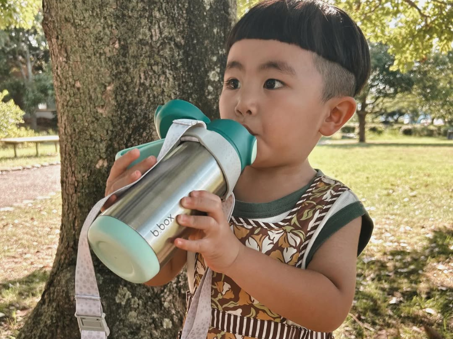 こどもが水筒で水を飲む画像