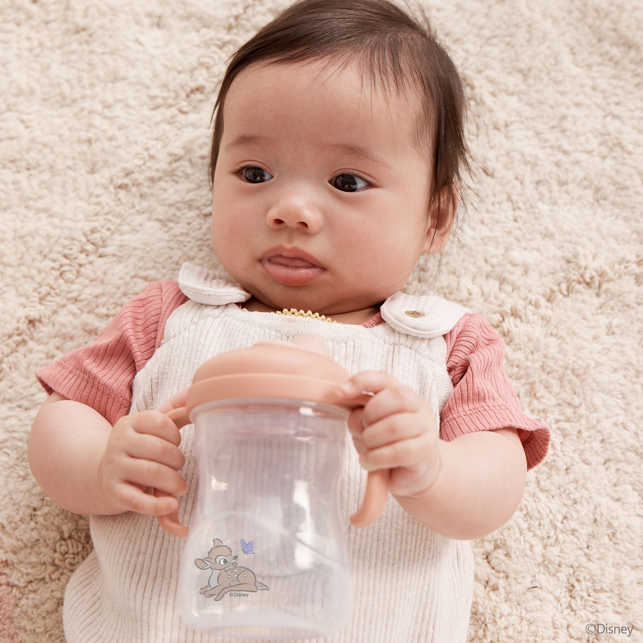 ステップ2 スパウトを飲んでいる赤ちゃん