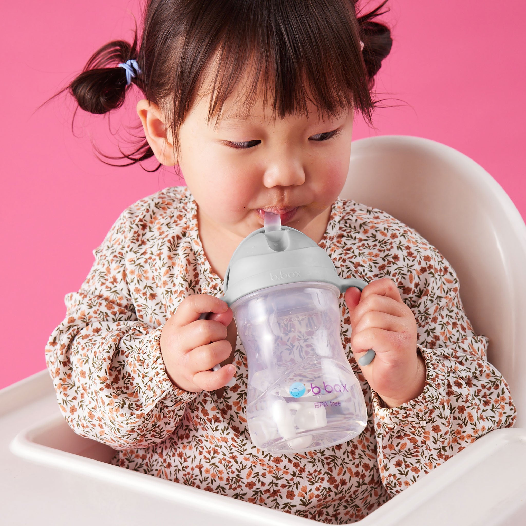 シッピーカップgreyカラーを飲む女の子