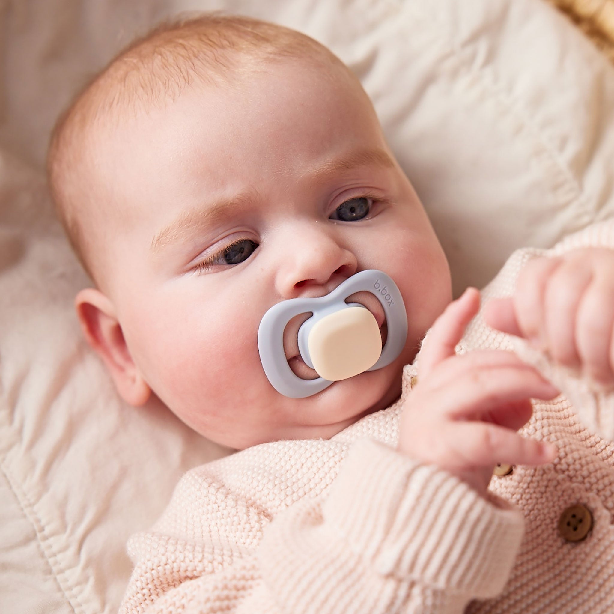 ビーボックスのおしゃぶりを口にくわえている男の子の赤ちゃん