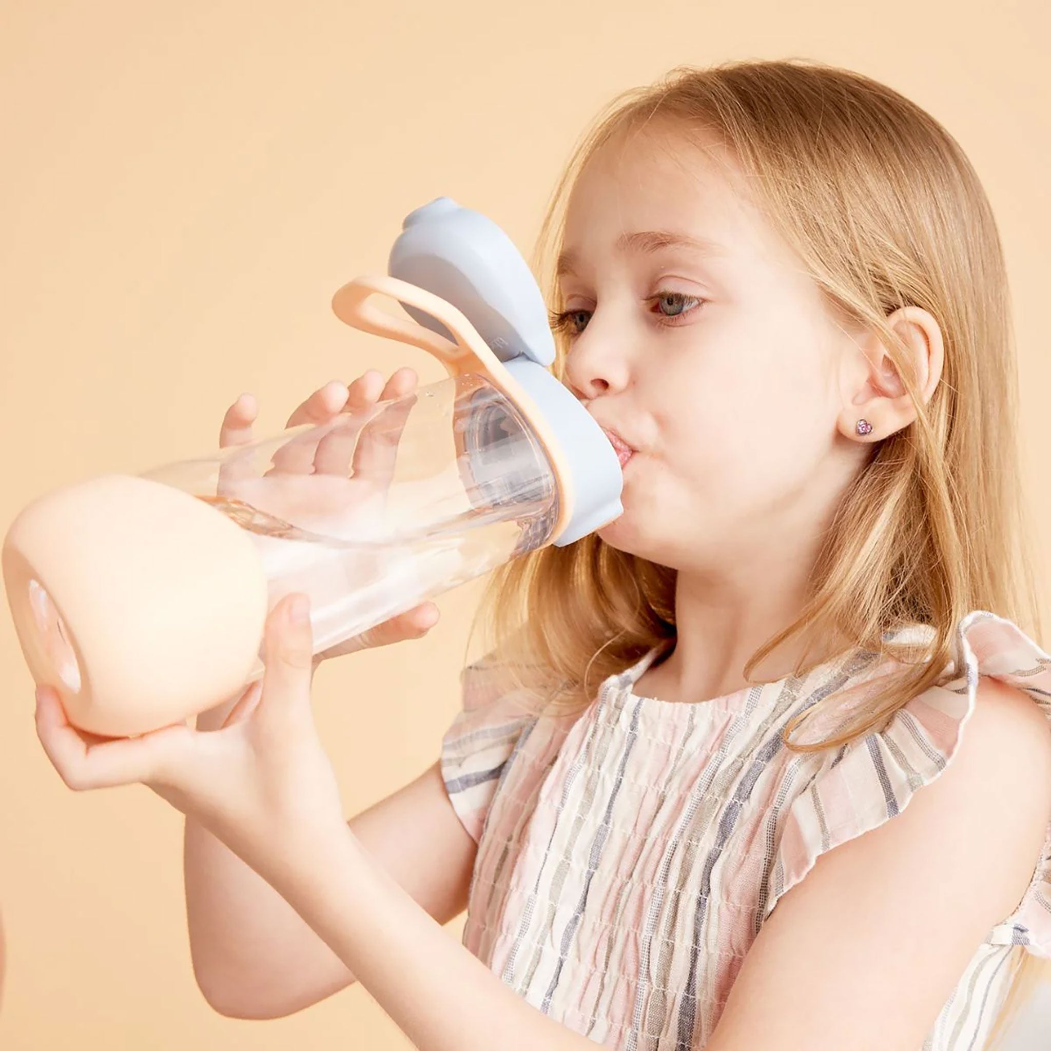 ビーボックス　スポーツスパウトボトルを飲む女の子　スパウトタイプの水筒　ドリンクボトル