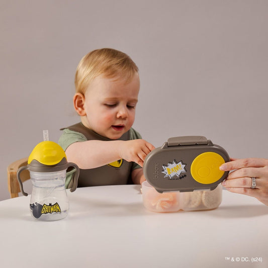 バットマンのお食事アイテムを使う男の子