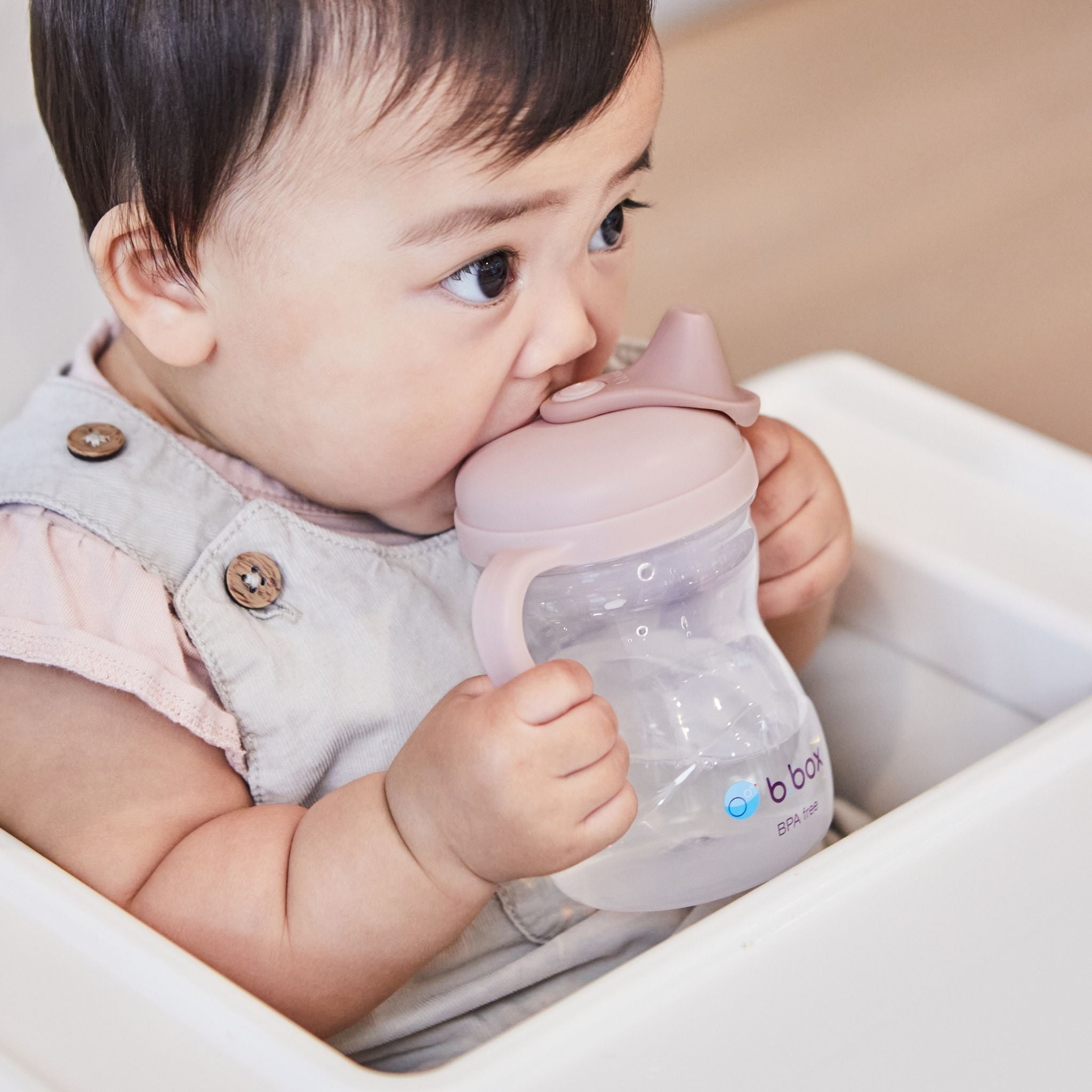 ステップ2 スパウトを飲んでいる赤ちゃん