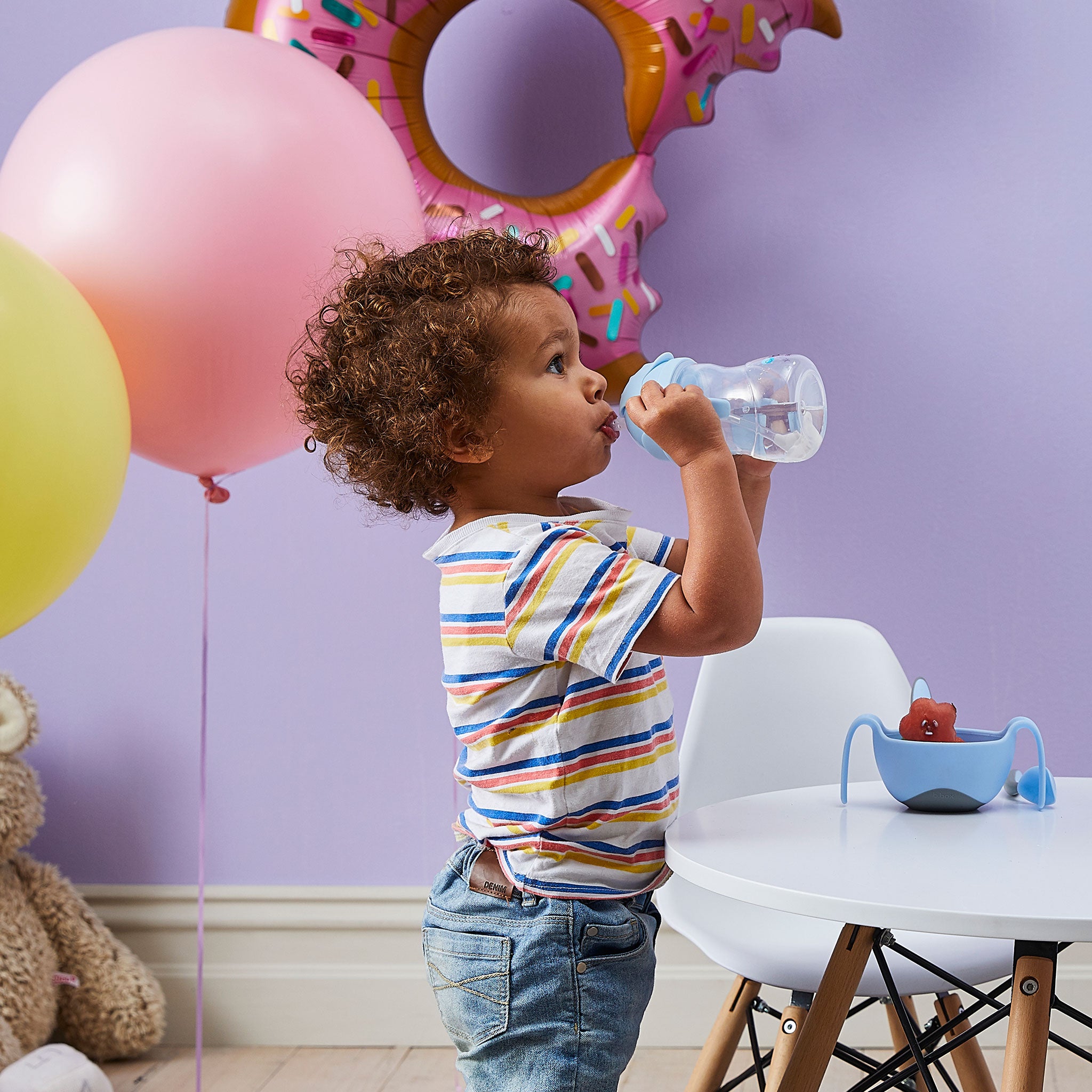 シッピーカップbubblegumを飲む男の子の赤ちゃん