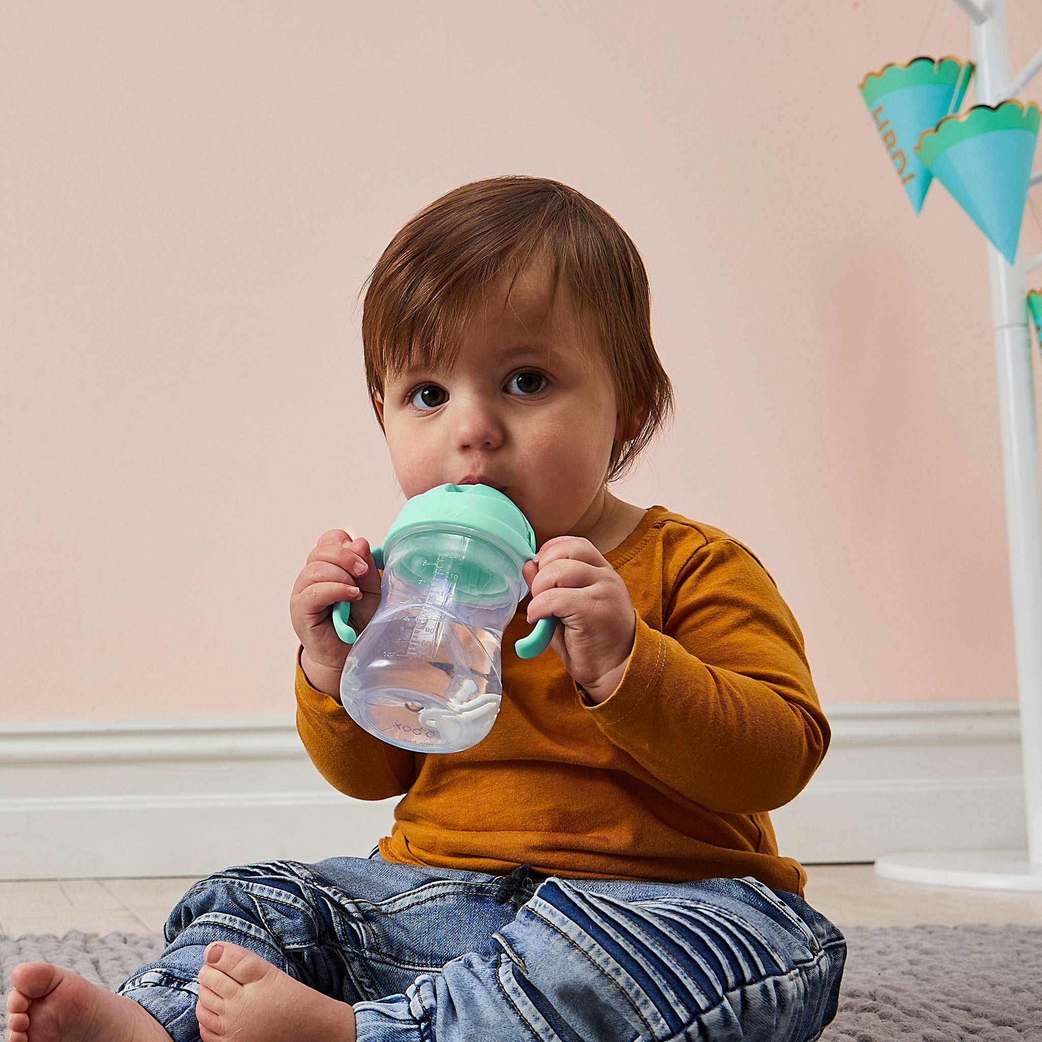 シッピーカップpistachioカラーを飲む男の子