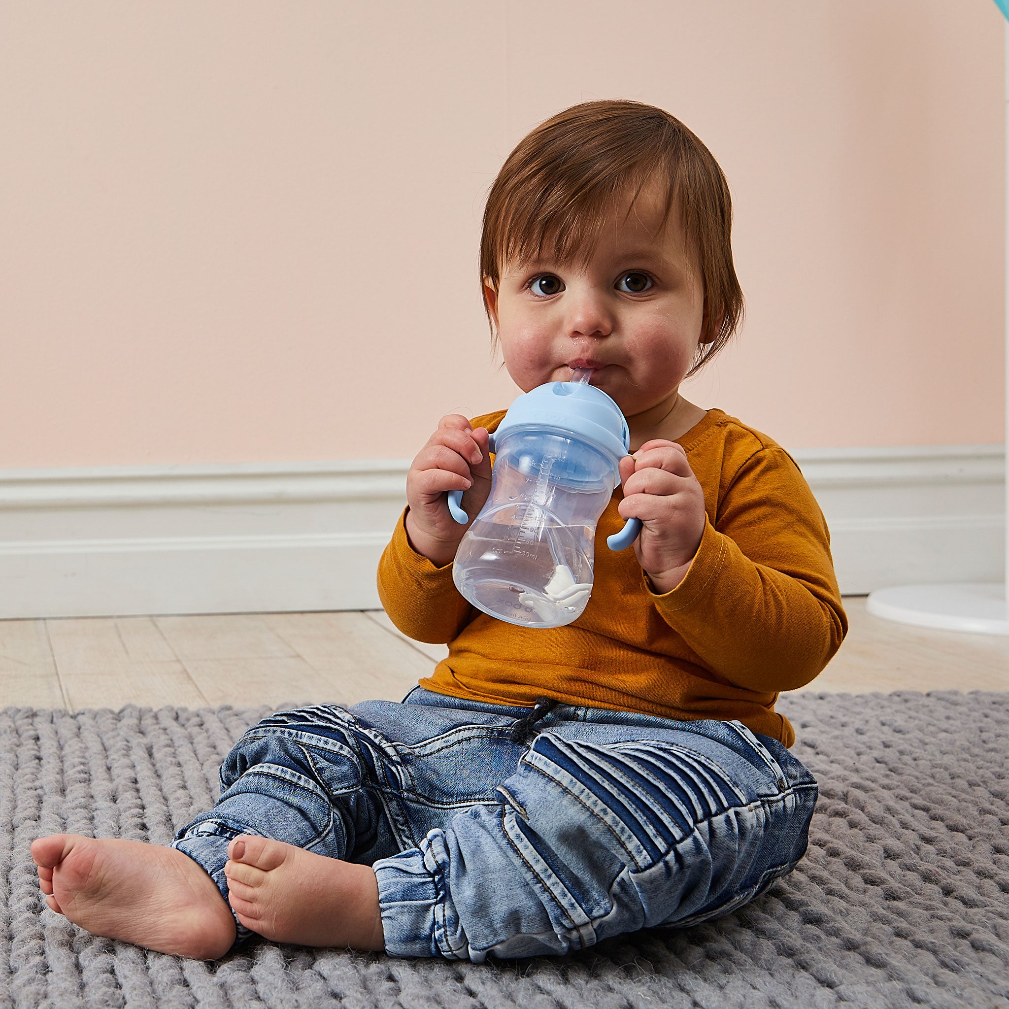 シッピーカップbubblegumを飲む男の子の赤ちゃん