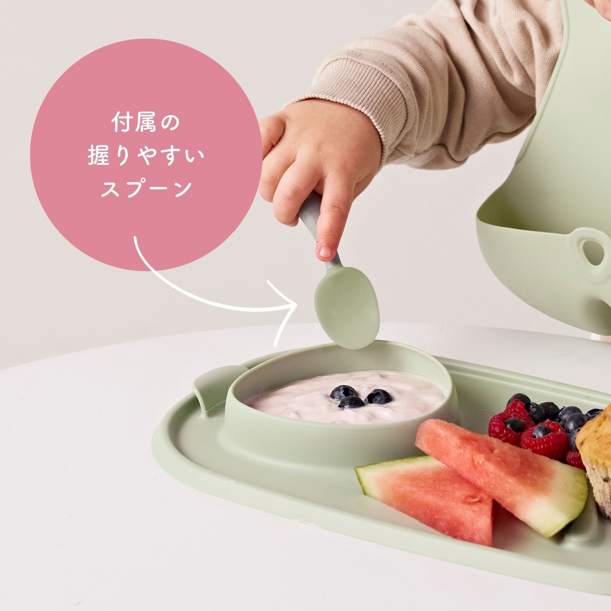 ［スプーン付き］ロールアンドゴーミールタイムマット（お食事用シリコンマット）/Roll + go mealtime mat - blush