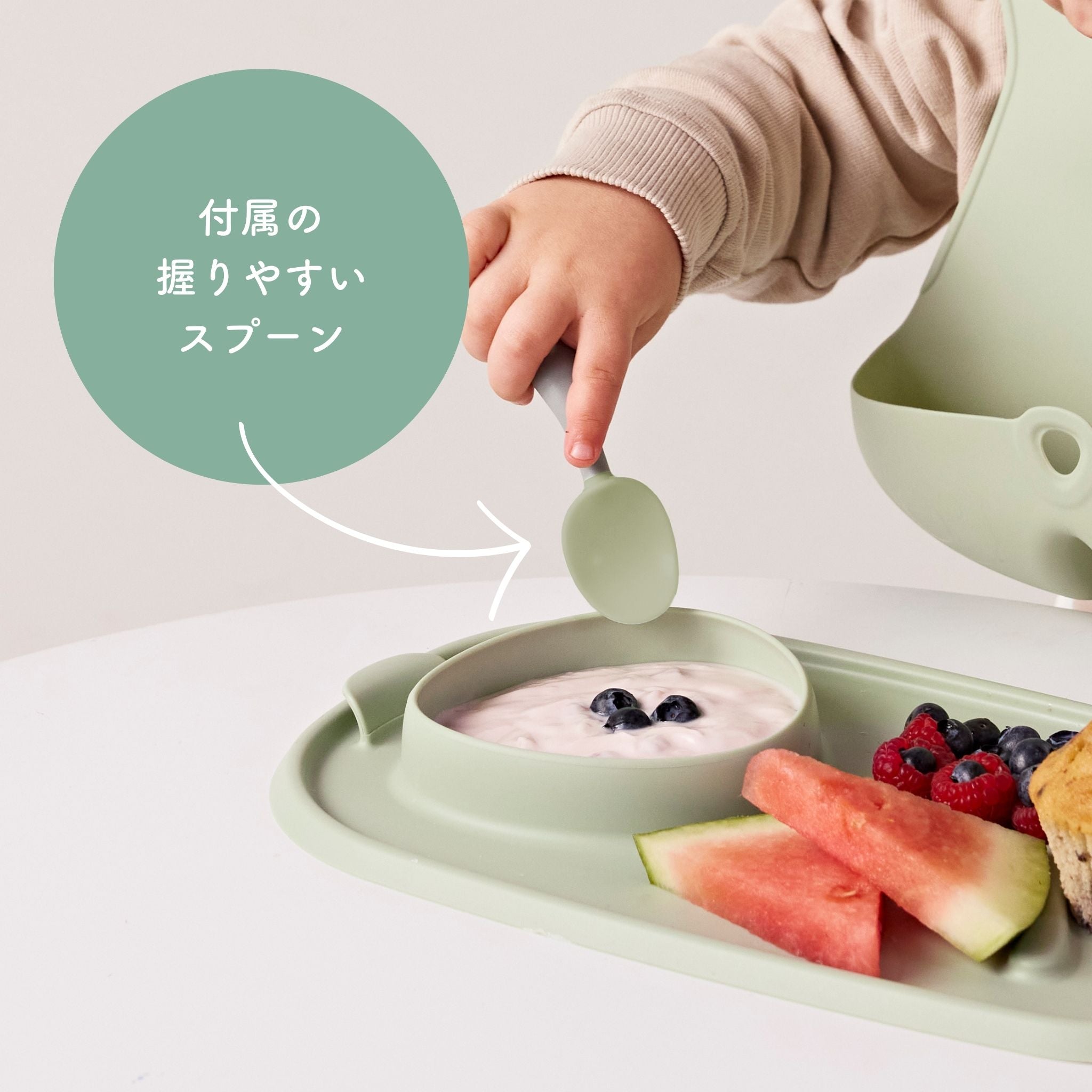 ［スプーン付き］ロールアンドゴーミールタイムマット（お食事用シリコンマット）/Roll + go mealtime mat - sage