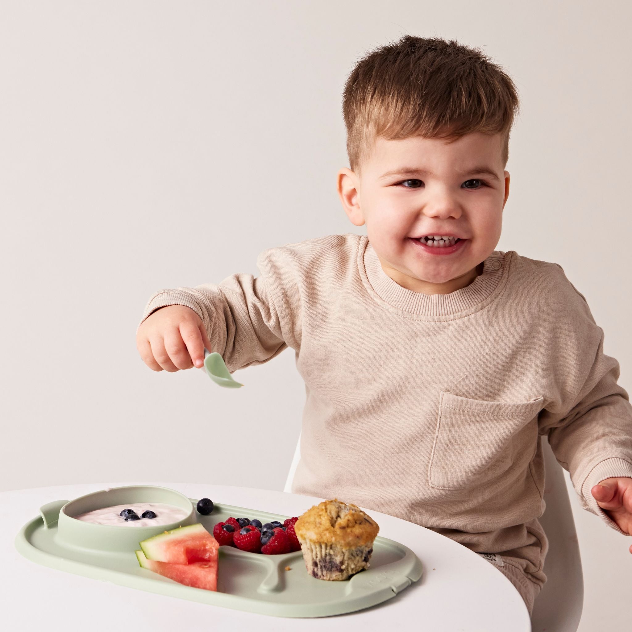 ［スプーン付き］ロールアンドゴーミールタイムマット（お食事用シリコンマット）/Roll + go mealtime mat - sage