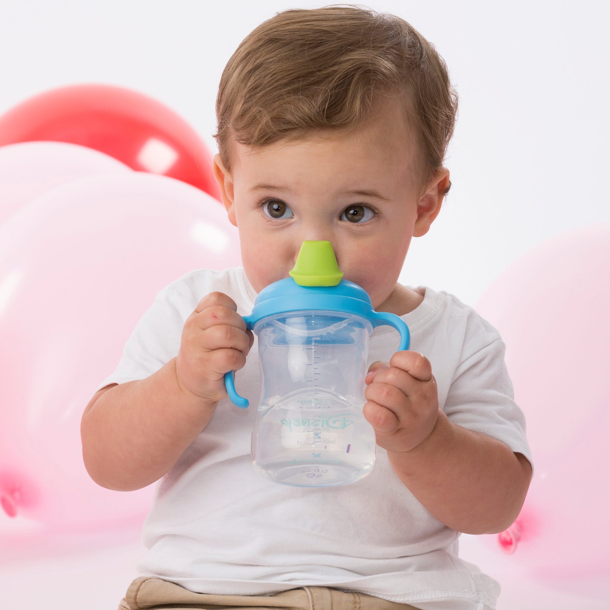 ビーボックスのスパウトカップブルーベリーカラーを飲んでいる男の子