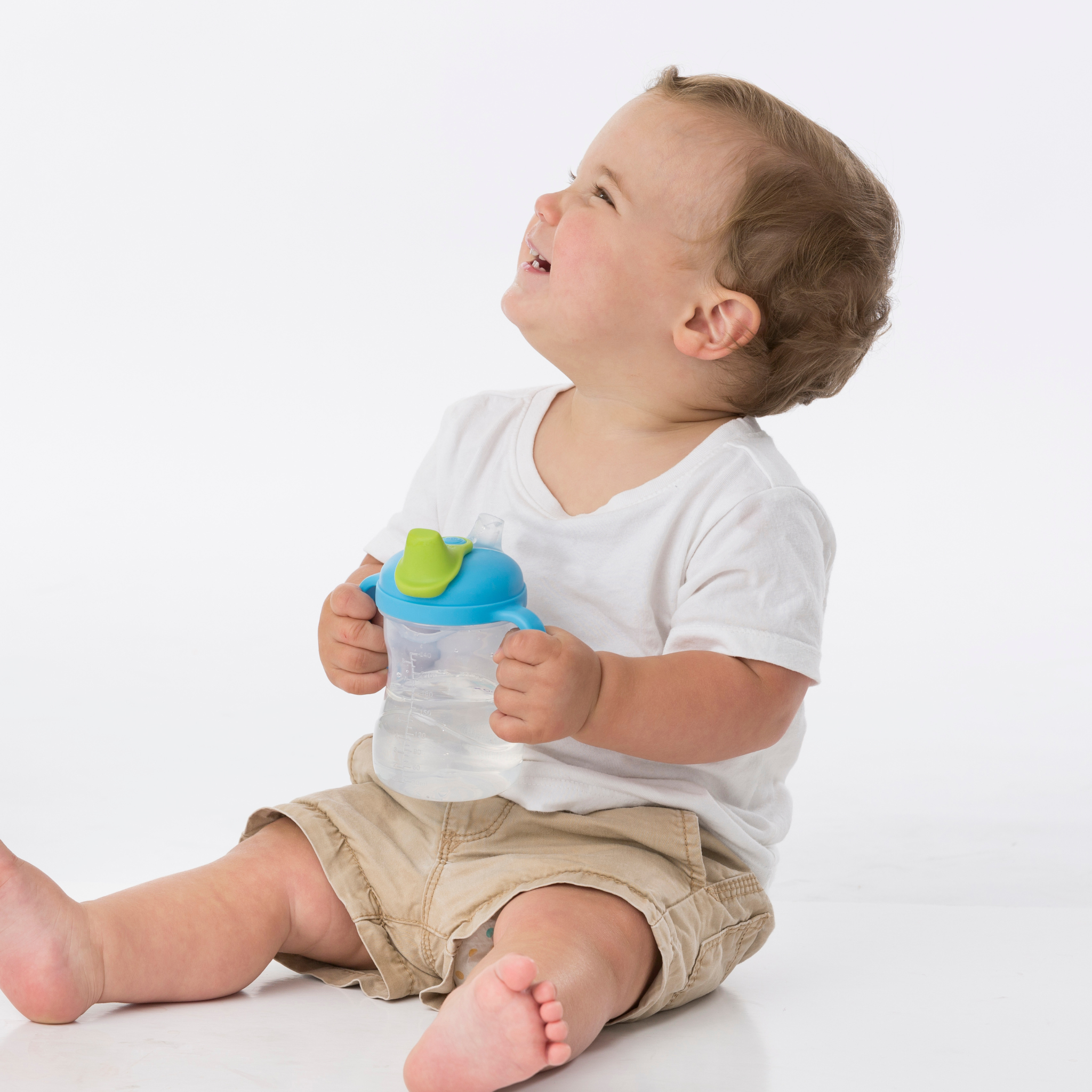 ビーボックスのスパウトカップブルーベリーカラーを飲んでいる男の子