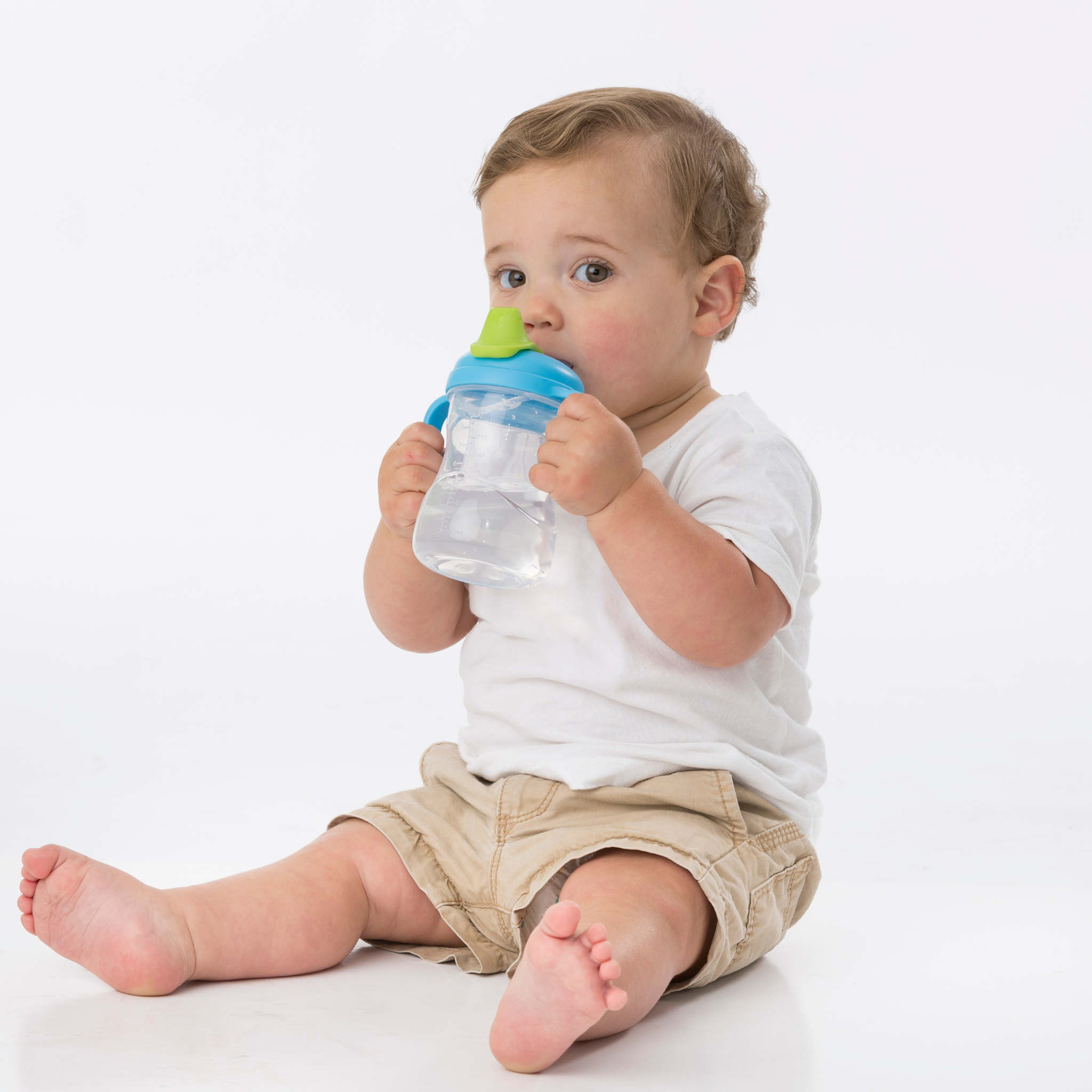 ビーボックスのスパウトカップブルーベリーカラーを飲んでいる男の子